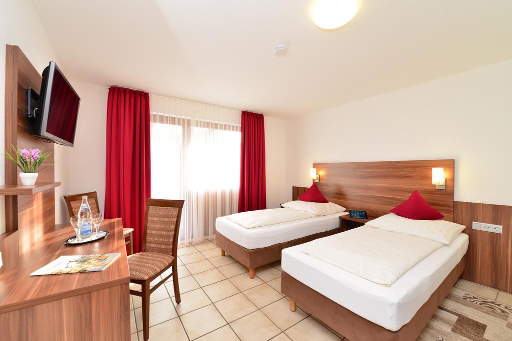 Hotel Am Buchwald Esslingen am Neckar ภายนอก รูปภาพ